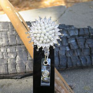 Retractable Id Badge Reel Sunflower Shape Faux Pearl Alloy Luxury Accessories.
